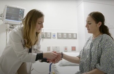 Кодирование Аквилонг в Гулькевичах Врач держит пациентку за руку