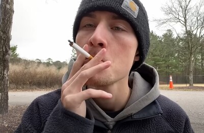 Лечение зависимости от табакокурения в Гулькевичах Мужчина с сигаретой делает затяжку