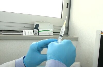 Проведение кодирования Вивитролом в Гулькевичах Шприц с Вивитролом в руках у врача